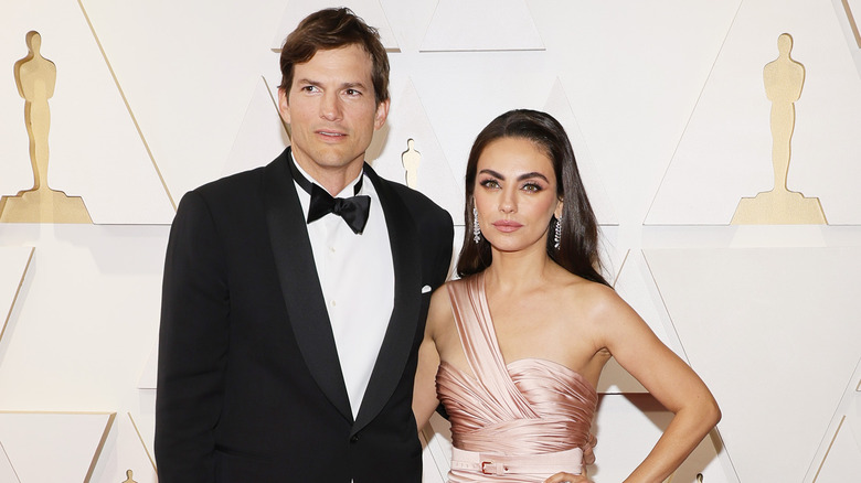 Ashton Kutcher et Mila Kunis posent sur le tapis rouge