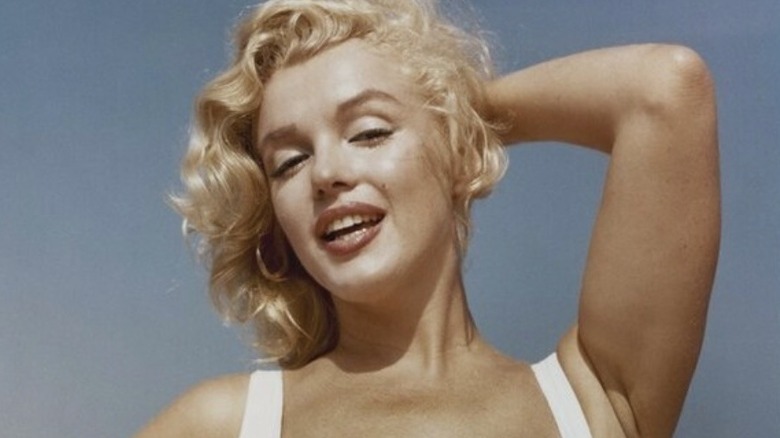 Marilyn Monroe posant