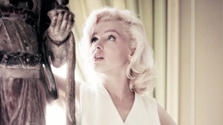 Marilyn Monroe levant les yeux