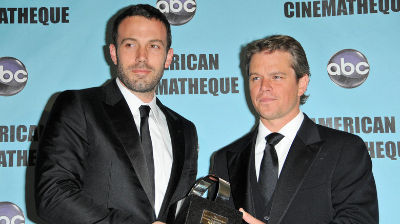 Ben Affleck et Matt Damon tenant un prix