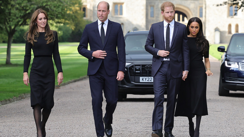 Kate Middleton, le prince William, le prince Harry et Meghan Markle marchant