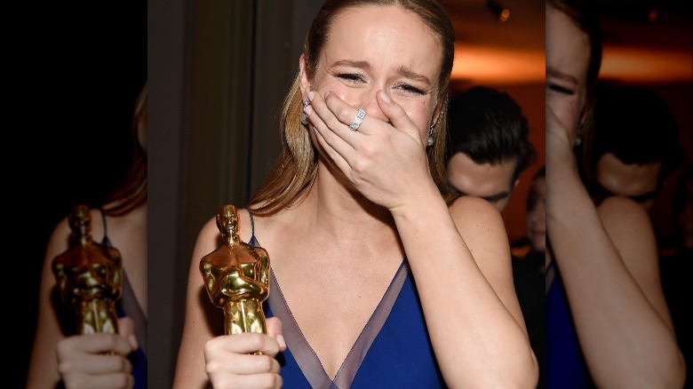 Brie Larson pleure en tenant Oscar