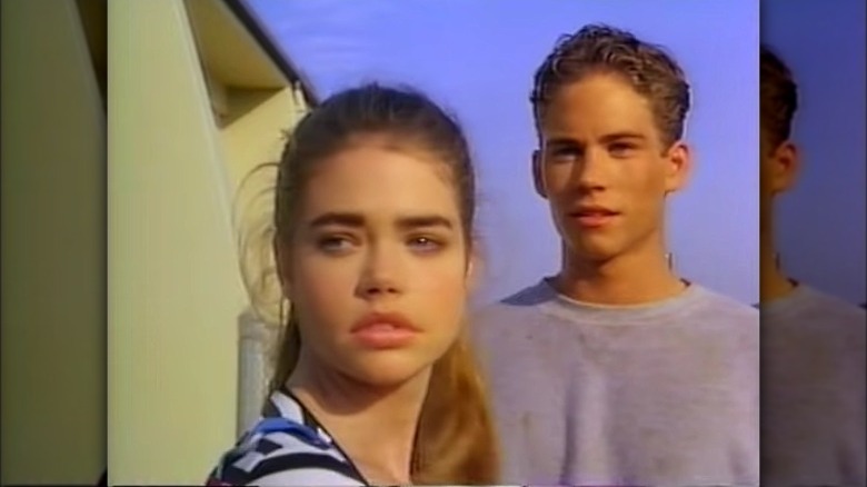 Denise Richards avec Paul Walker derrière elle