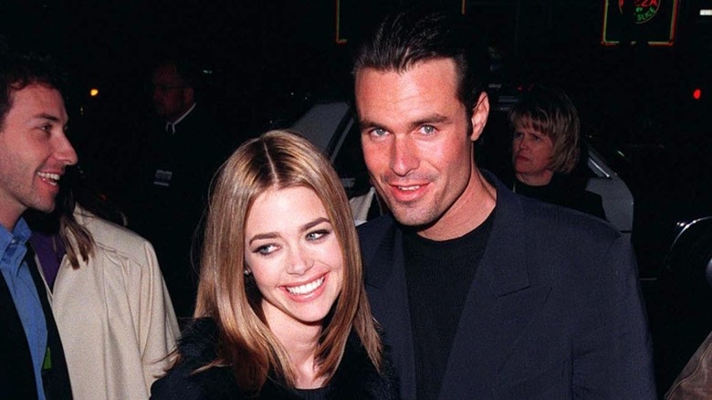 Denise Richards souriante avec Patrick Muldoon