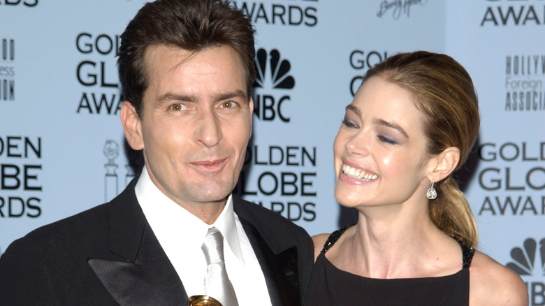 Charlie Sheen et Denise Richards souriant 