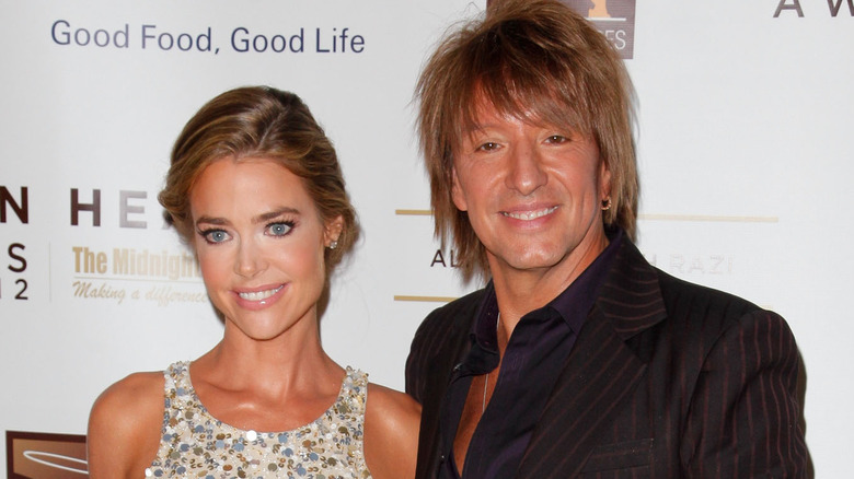 Denise Richards et Richie Sambora posant