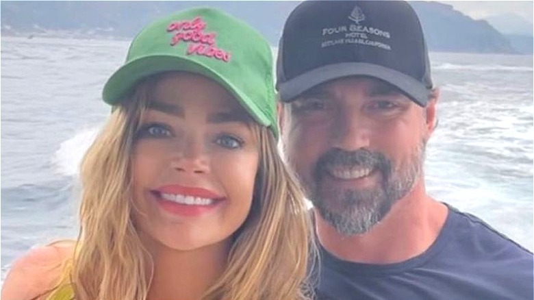 Denise Richards souriant avec Aaron Phypers