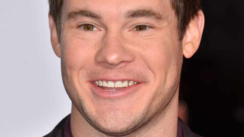 Adam DeVine souriant