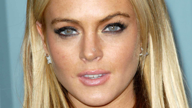 Lindsay Lohan regarde la caméra