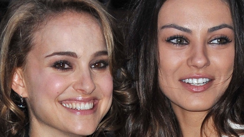 Natalie Portman et Mila Kunis souriantes