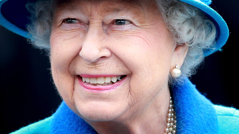 La reine Elizabeth II sourit 