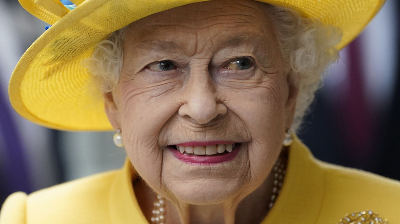 La reine Elizabeth II vêtue de jaune