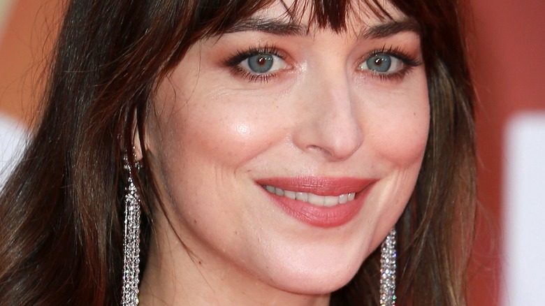 Dakota Johnson souriante