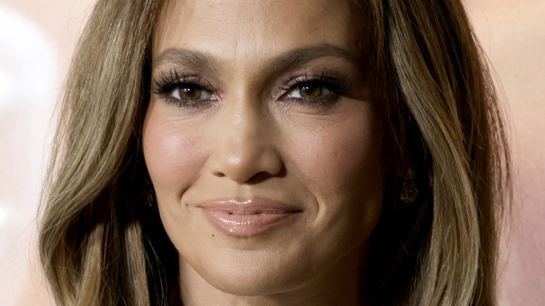 Jennifer Lopez sourit