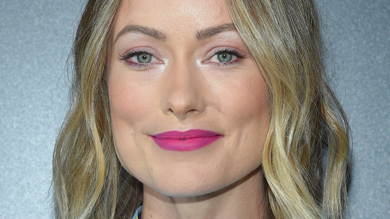 Olivia Wilde pose dans une tenue bleue