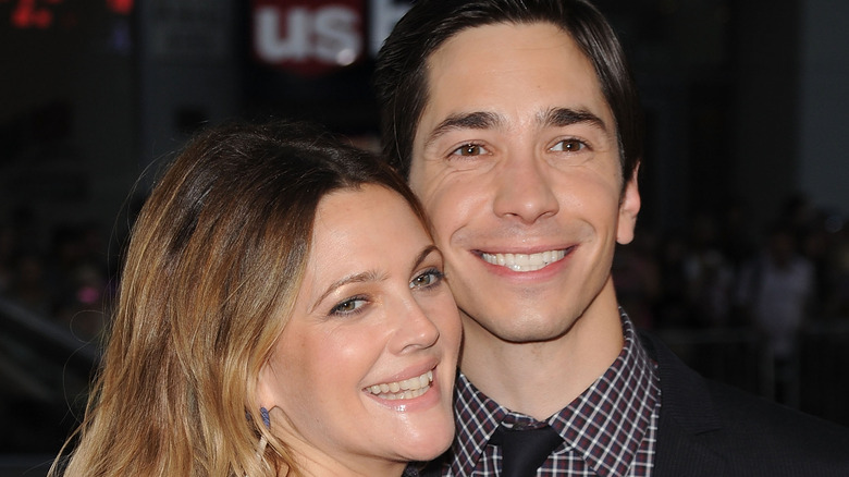 Drew Barrymore étreignant Justin Long