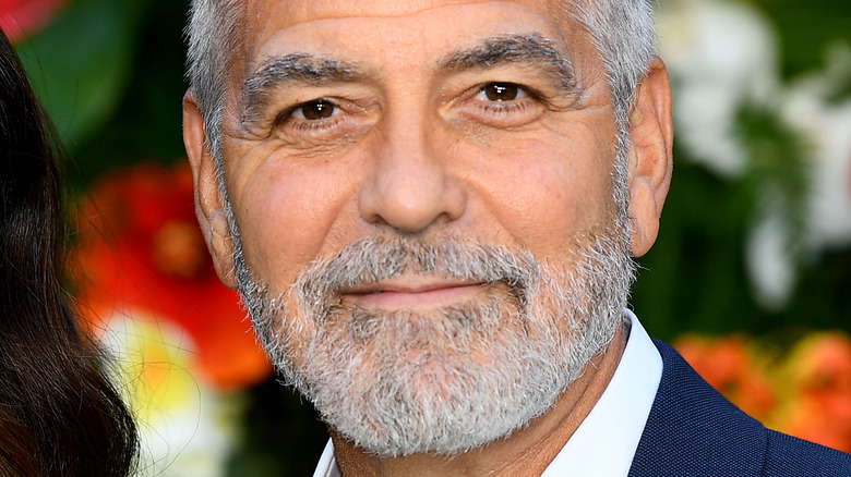 George Clooney posant