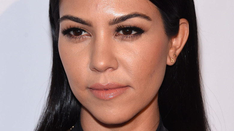 Kourtney Kardashian ne retient pas les spéculations des fans sur la grossesse