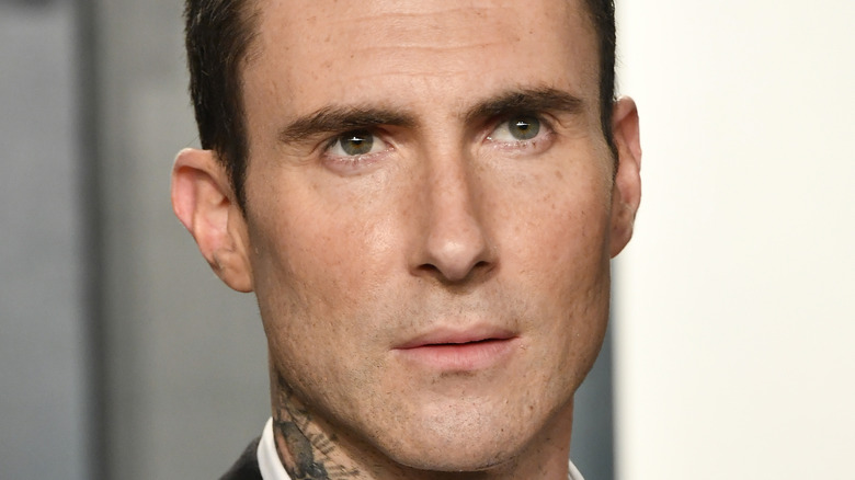 La rumeur d’aventure d’Adam Levine montre clairement ce qu’elle pense de ses excuses