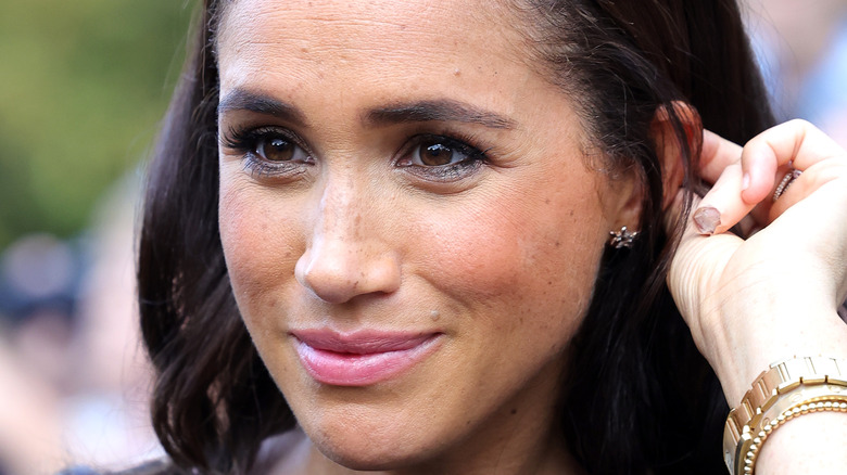 Meghan Markle met les cheveux derrière l'oreille