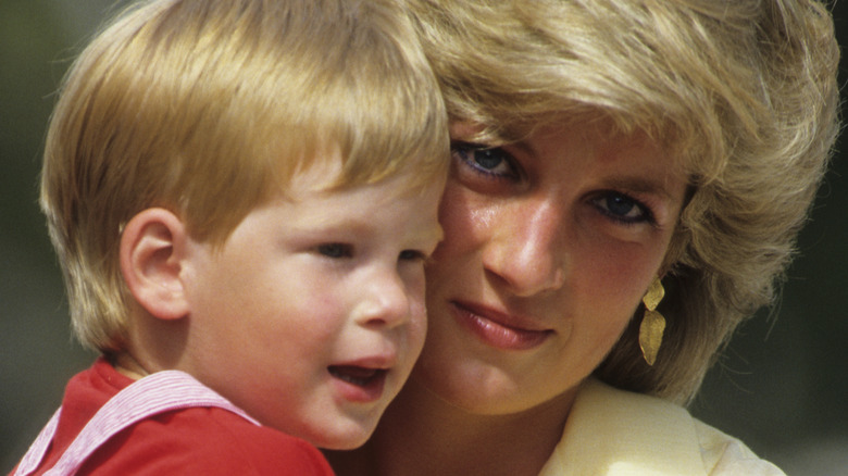 La princesse Diana tenant bébé le prince Harry