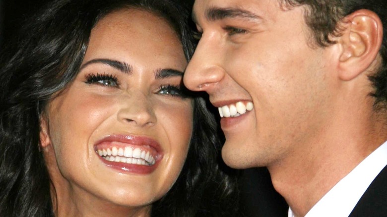 Megan Fox et Shia LaBeouf sourient