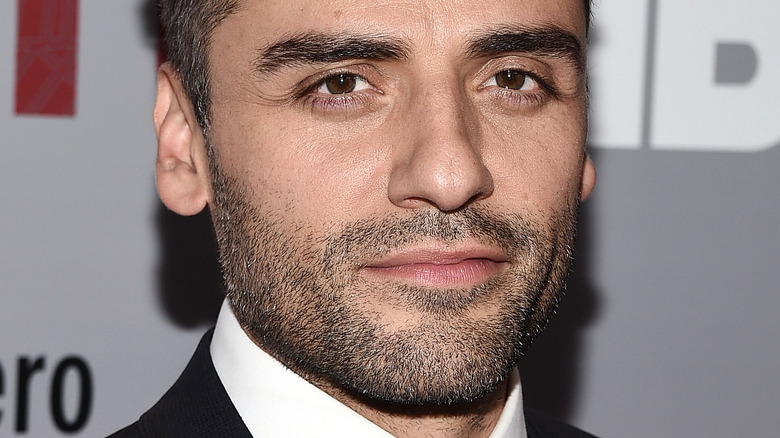 Oscar Isaac posant