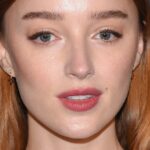 La vraie raison pour laquelle Phoebe Dynevor a teint ses cheveux roux signature