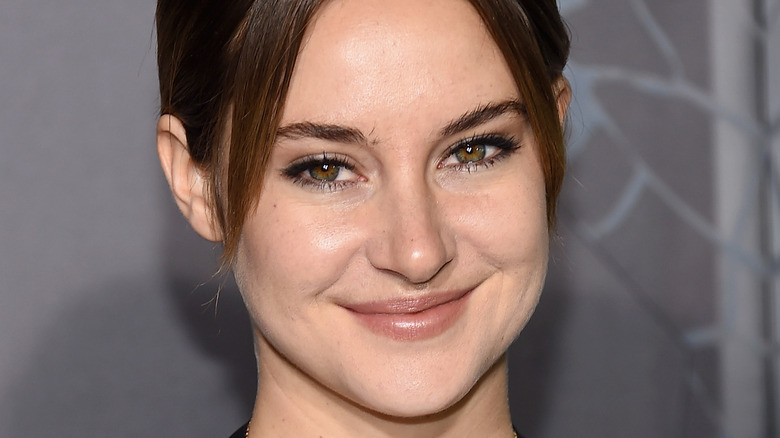 Shailene Woodley sourit