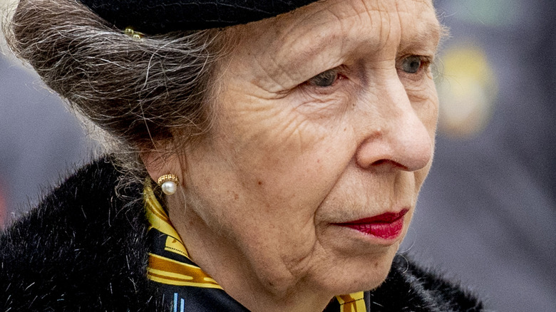 Princesse Anne avec une expression neutre