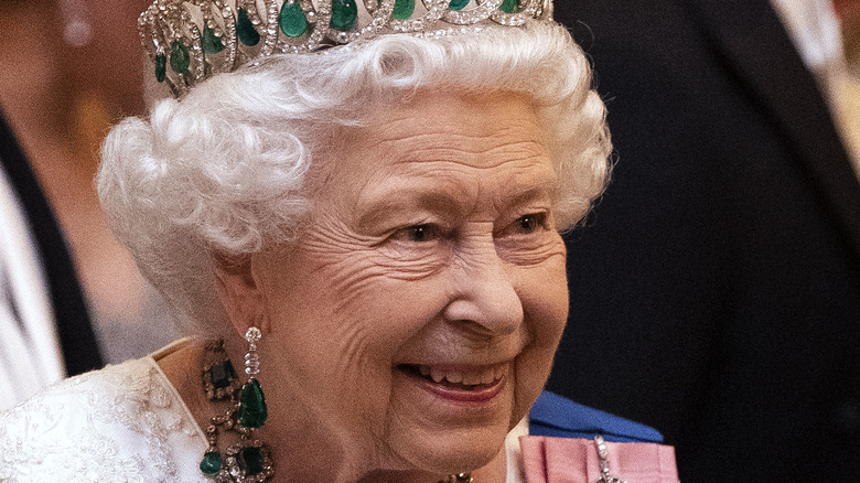 La reine Elizabeth souriant en couronne