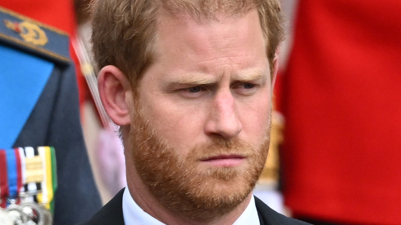 Prince Harry fronçant les sourcils