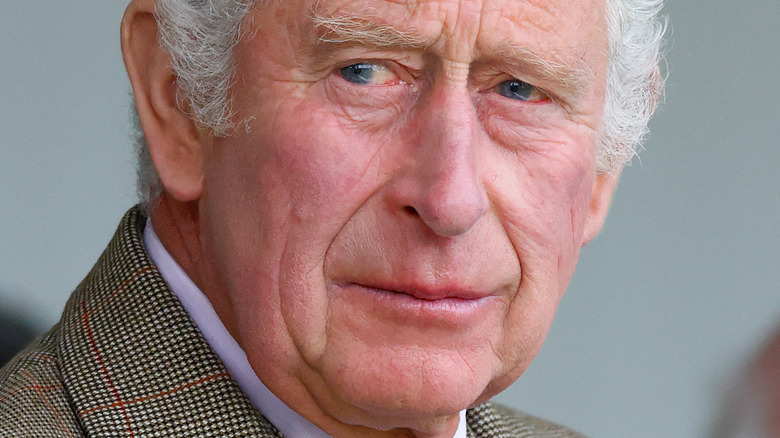 Prince Charles avec une expression neutre