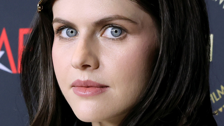 Alexandra Daddario sur le tapis rouge.