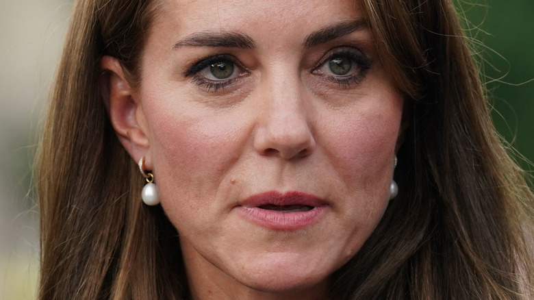 Kate Middleton avec une expression neutre