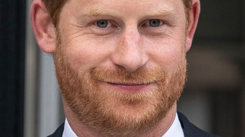 Prince Harry léger sourire