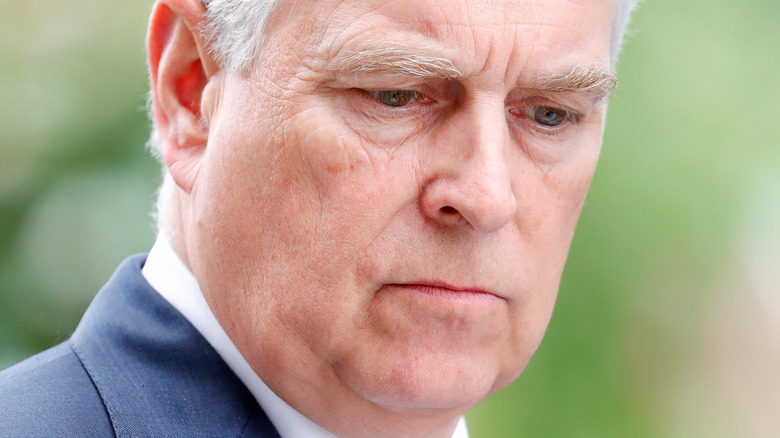 Le prince Andrew regarde vers le bas