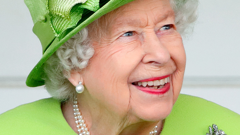 La reine Elizabeth II vêtue de vert citron