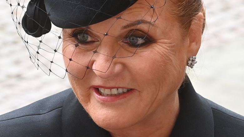 Sarah Ferguson regardant de côté