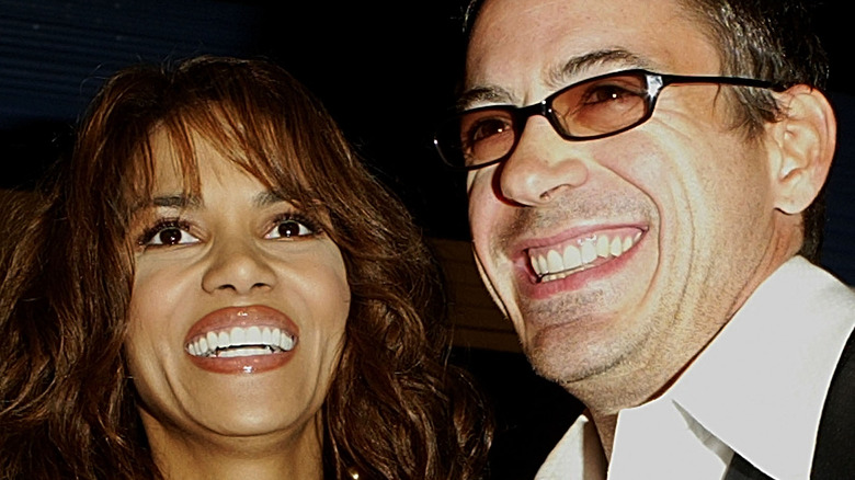 Halle Berry et Robert Downey Jr souriant