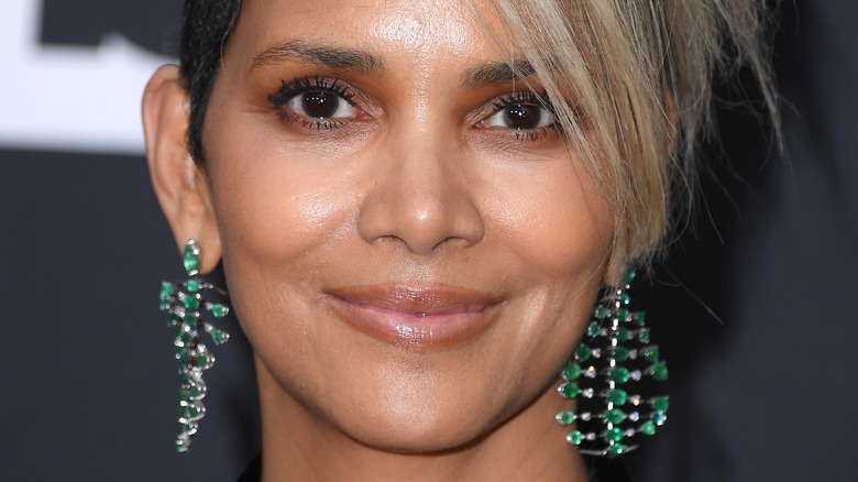 Halle Berry souriante