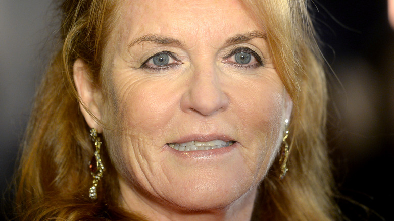 Sarah Ferguson porte des boucles d'oreilles en or