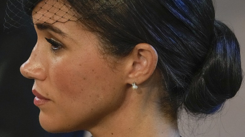 Profil latéral de Meghan Markle