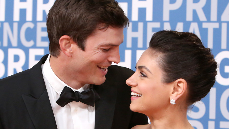 Ashton Kutcher regarde Mila Kunis