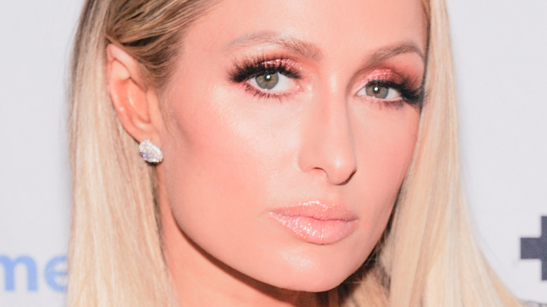 Paris Hilton demande l’aide de ses fans pour une raison déchirante