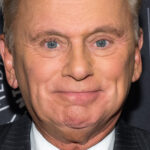 Pat Sajak laisse entendre que sa sortie de la roue de la fortune pourrait arriver plus tôt que prévu