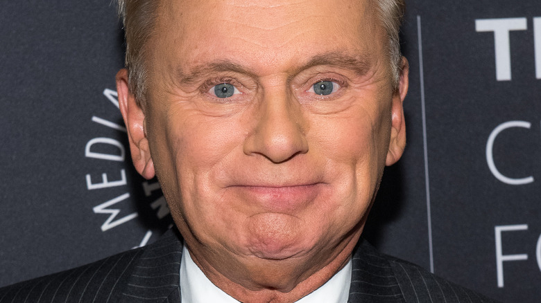 Pat Sajak laisse entendre que sa sortie de la roue de la fortune pourrait arriver plus tôt que prévu