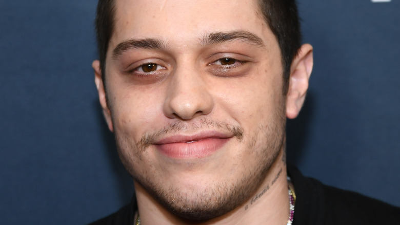 Pete Davidson s’est moqué de Kanye West sur SNL bien avant leur querelle