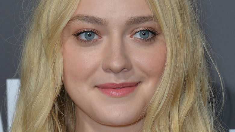 Dakota Fanning souriant