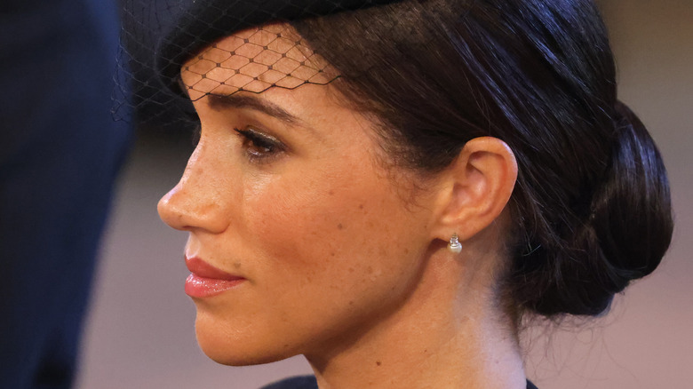 Profil latéral de Meghan Markle